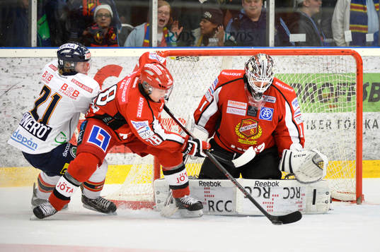 Djurgårdens Nicklas Heinerö pressar på framför Almtunas