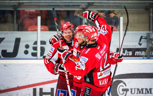 Almtunas Victor Rollin-Carlsson (mitten) firar sin straff