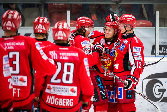 Almtunas Victor Rollin-Carlsson (mitten) firar sin straff