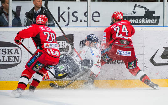 Djurgårdens Mattias Guter tacklas av Almtunas Tobias Hage