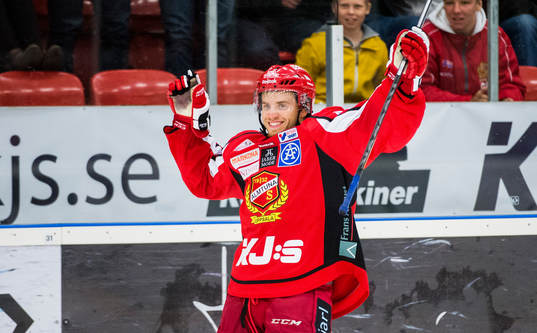 Almtunas Victor Rollin-Carlsson (mitten) firar sin straff