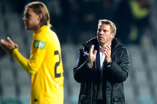Falkenbergs tränare Hans Eklund tackar publiken