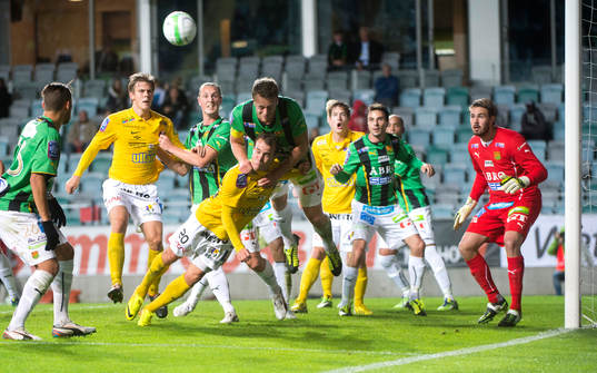 GAIS Björn Andersson och Falkenbergs Calle Wede i kamp om bollen