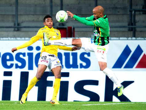 Falkenbergs Niclas Eliasson och GAIS Jimmy Tamandi i kamp