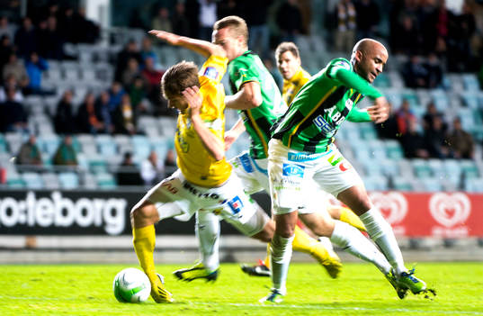 Falkenbergs Victor Sköld går förbi GAIS Jimmy Tamandi