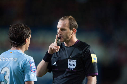 Stökigt och domaren Jonas Eriksson går mellan Miiko