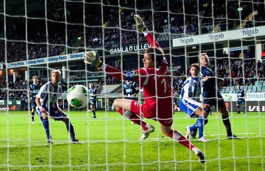 IFK Göteborgs Philip Haglund gör 2-0 bakom Gefles