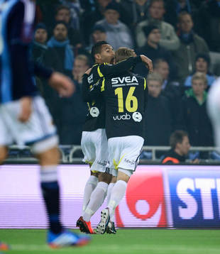 AIKs Nabil Bahoui och Martin Lorentzson jublar efter kvitteringen till 1-1