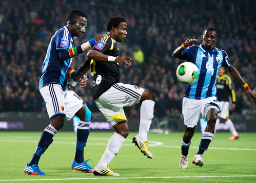Djurgårdens Daniel Amartey och Yussif Chibsah utmanas av