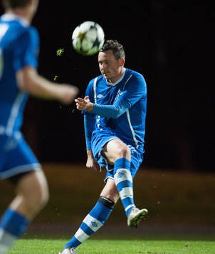 Skott så grästuvorna yr på Österås idrottsplats