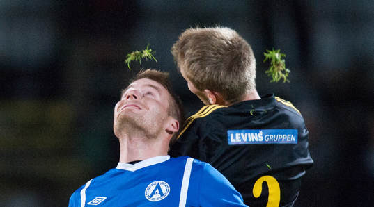 Grästuvor flyger på Österås idrottsplats