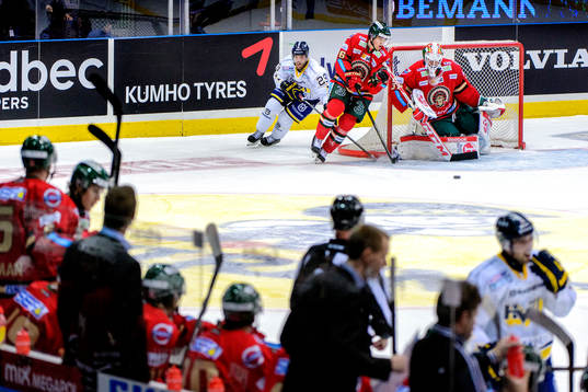 Frölundas Erik Gustafsson rundar målvakt Linus Fernström
