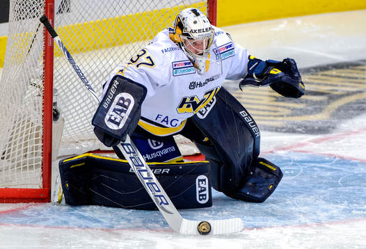 s målvakt Jonas Gunnarsson petar undan pucken med klubban