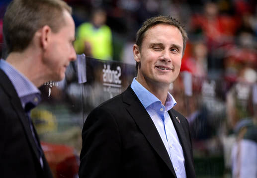 Frölundas tränare Roger Rönnberg blinkar åt