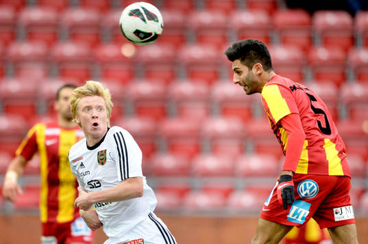 Syrianskas Isa Demir nickar undan bollen framför