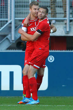  ENSCHEDE - FC Twente - FC Groningen, Eredivisie, voetbal, seizoen 2013-2014, Grolsch Veste, 29-08-2013, FC Twente speler Rasmus Bengtsson (l) viert zijn treffer met FC Twente speler Luc Castaignos (r)  