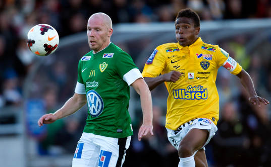 Jönköping Södras Viktor Rönneklev före Falkenbergs Niclas Eliasson