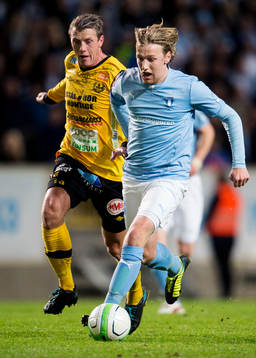 Mjällbys Daniel Nilsson jagar Malmös Emil Forsberg