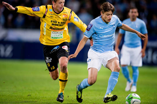 Malmös Simon Thern jagas av Mjällbys Daniel Nilsson