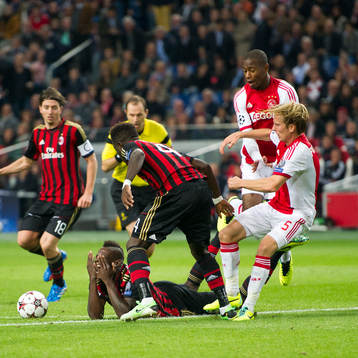  AMSTERDAM , Ajax - AC Milan , 01-10-2013 , Amsterdam Arena , AC Milan speler Mario Balotelli en AC Milan speler Sulley Muntari in duel met Ajax speler Stefano Denswil en Ajax speler Christian Poulsen .
