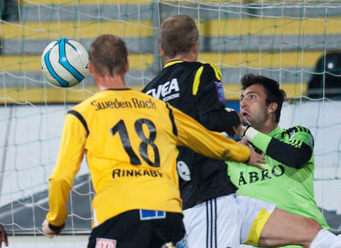 Mjällbys Pär Ericsson nickar och AIK-målvakten Kyriakos