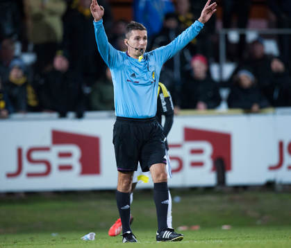    Domaren Bojan Pandzic blåser