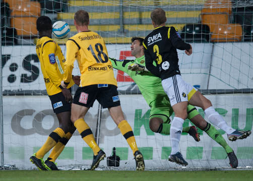 Mjällbys Pär Ericsson nickar och AIK-målvakten Kyriakos