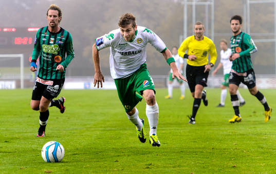 Hammarbys Christophe Lallet sätter fart mot bollen