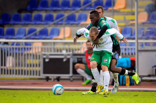 Hammarbys Christoffer Carlsson med Varbergs Ibrahim Koroma