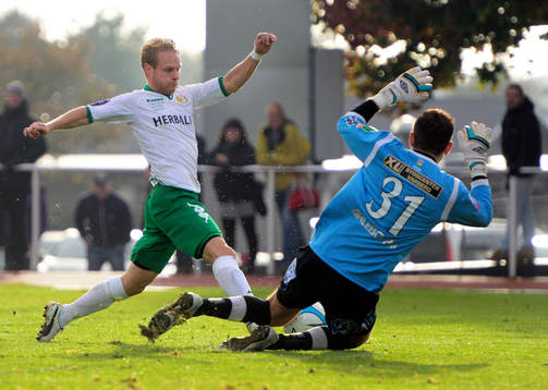 Hammarbys Erik Sundin får straff denna duellen med Varbergs målvakt Dan Sadé