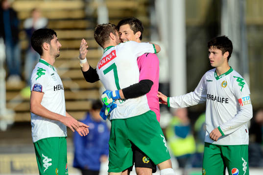 Hammarbys målvakt Johannes Hopf kramas om av Christophe