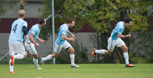   Råås Faton Trstena har gjort 1-0 och jublar i matchen i division 3 mellan Råå och IFK Hässleholm 5 oktober 2013.