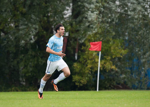   Råås Faton Trstena har gjort 1-0 och jublar i matchen i division 3 mellan Råå och IFK Hässleholm 5 oktober 2013.
