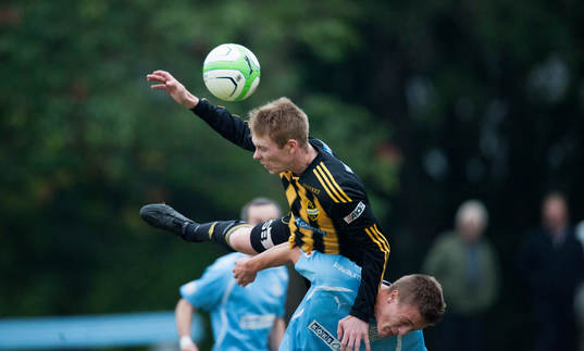  IFK Hässleholms Joel Svensson vinner nickduell  i matchen i division 3 mellan Råå och IFK Hässleholm 5 oktober 2013.