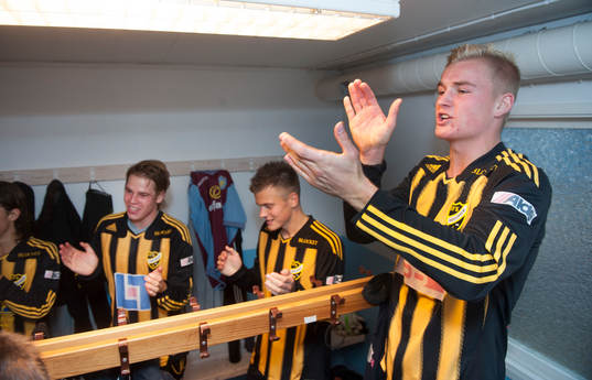   Kontraktet klart, sången ekade i IFK Hässleholms omklädningsrum,