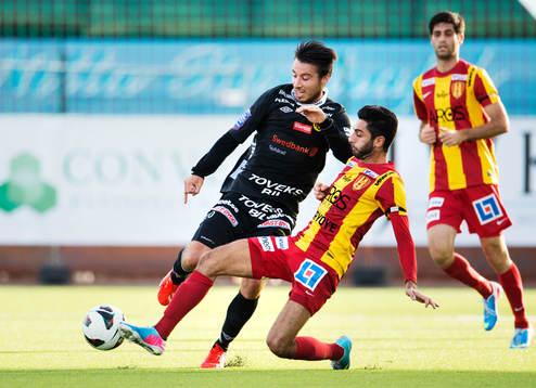 Elfsborgs Mikkel Beckmann i en duell med Syrianskas Isa