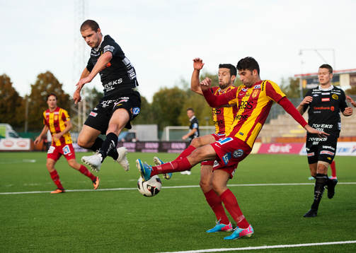 Elfsborgs Joackim Jörgensen passar bollen förbi