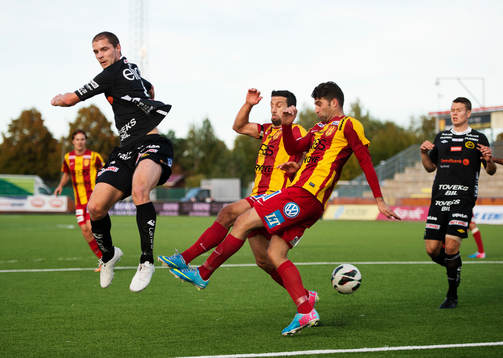 Elfsborgs Joackim Jörgensen passar bollen förbi