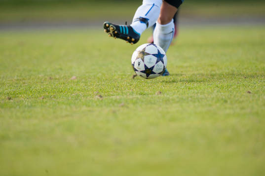  Passning, bredsida, gräs, fotbollssko Adidas i dammatchen i division 1 mellan FC Hessleholm och Kungsbacka 6 oktober 2013.