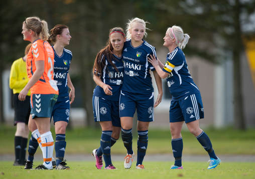   FC Hessleholm jublar över 1-1 i dammatchen i division 1 mellan FC Hessleholm och Kungsbacka 6 oktober 2013.