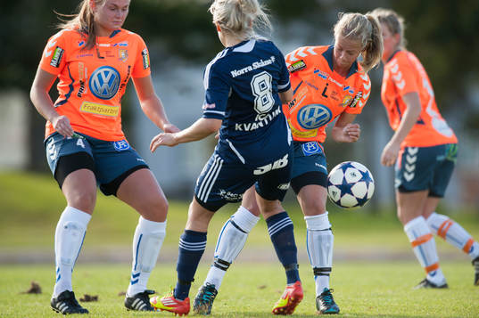   Närkamp i dammatchen i division 1 mellan FC Hessleholm och Kungsbacka 6 oktober 2013.