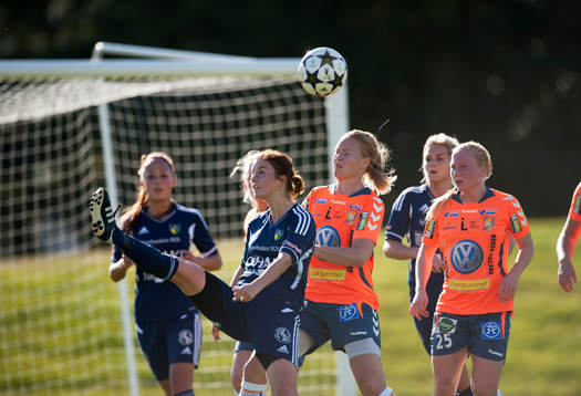  Bakåtspark i tilltrasslad situation framför mål  i dammatchen i division 1 mellan FC Hessleholm och Kungsbacka 6 oktober 2013.