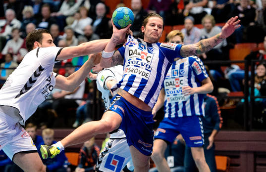 Skövdes Kristian Svensson hoppar in mot mål