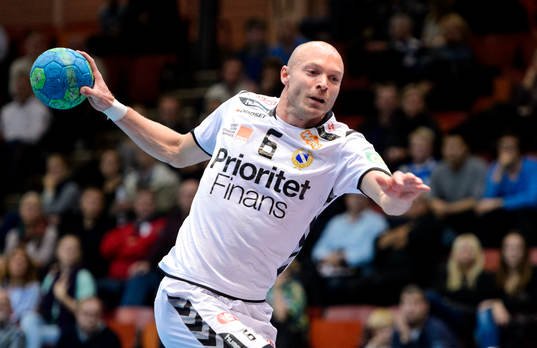 Redbergslids Henrik Lundström hoppar in mot mål