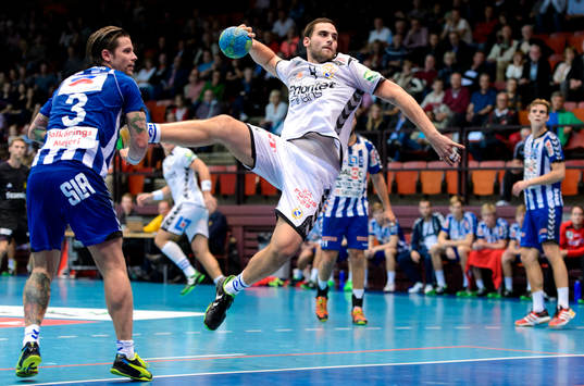 Redbergslids Mario Lipovac laddar för skott