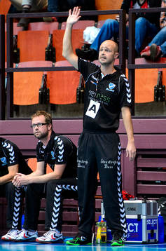 Skövdes tränare Peter Johansson vinkar