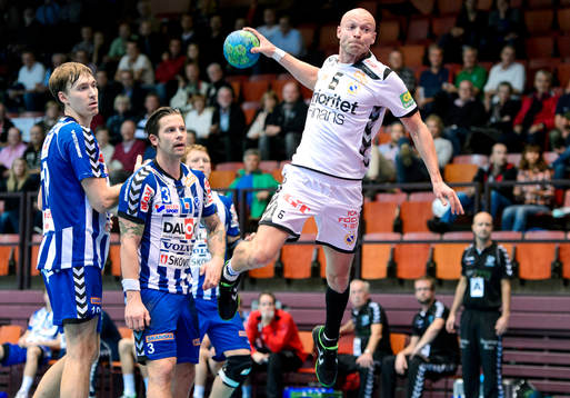 Redbergslids Henrik Lundström laddar för skott framför