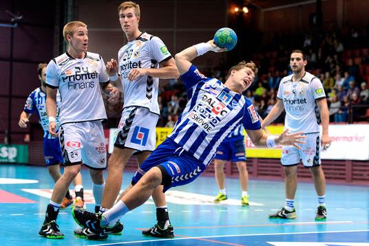 Skövdes Adam Samuelsson laddar för skott framför
