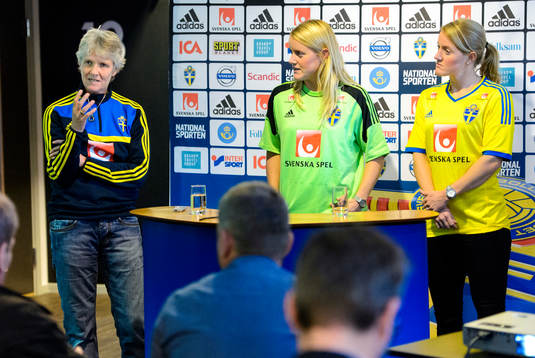Sveriges förbundskapten Pia Sundhage, målvakt Kristin