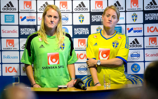 Sveriges målvakt Kristin Hammarström och Marie
